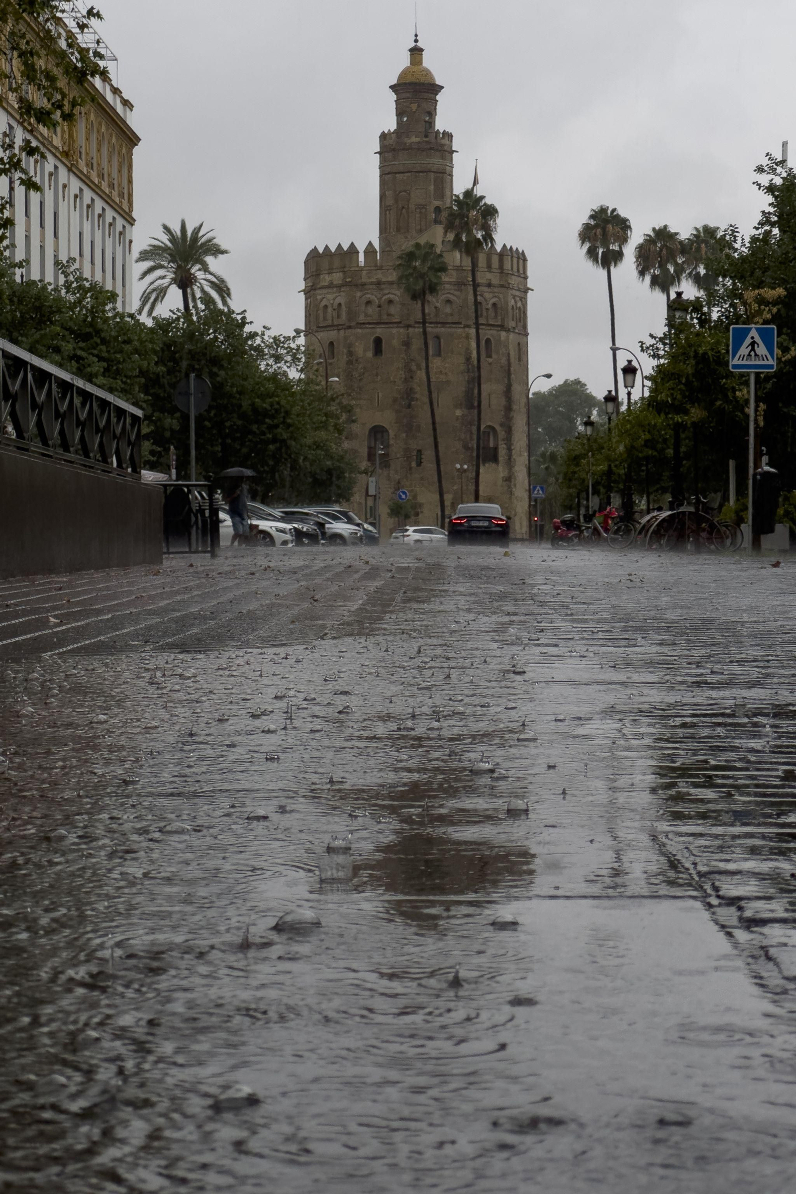 La Torre del Oro en un día lluvioso en la ciudad.