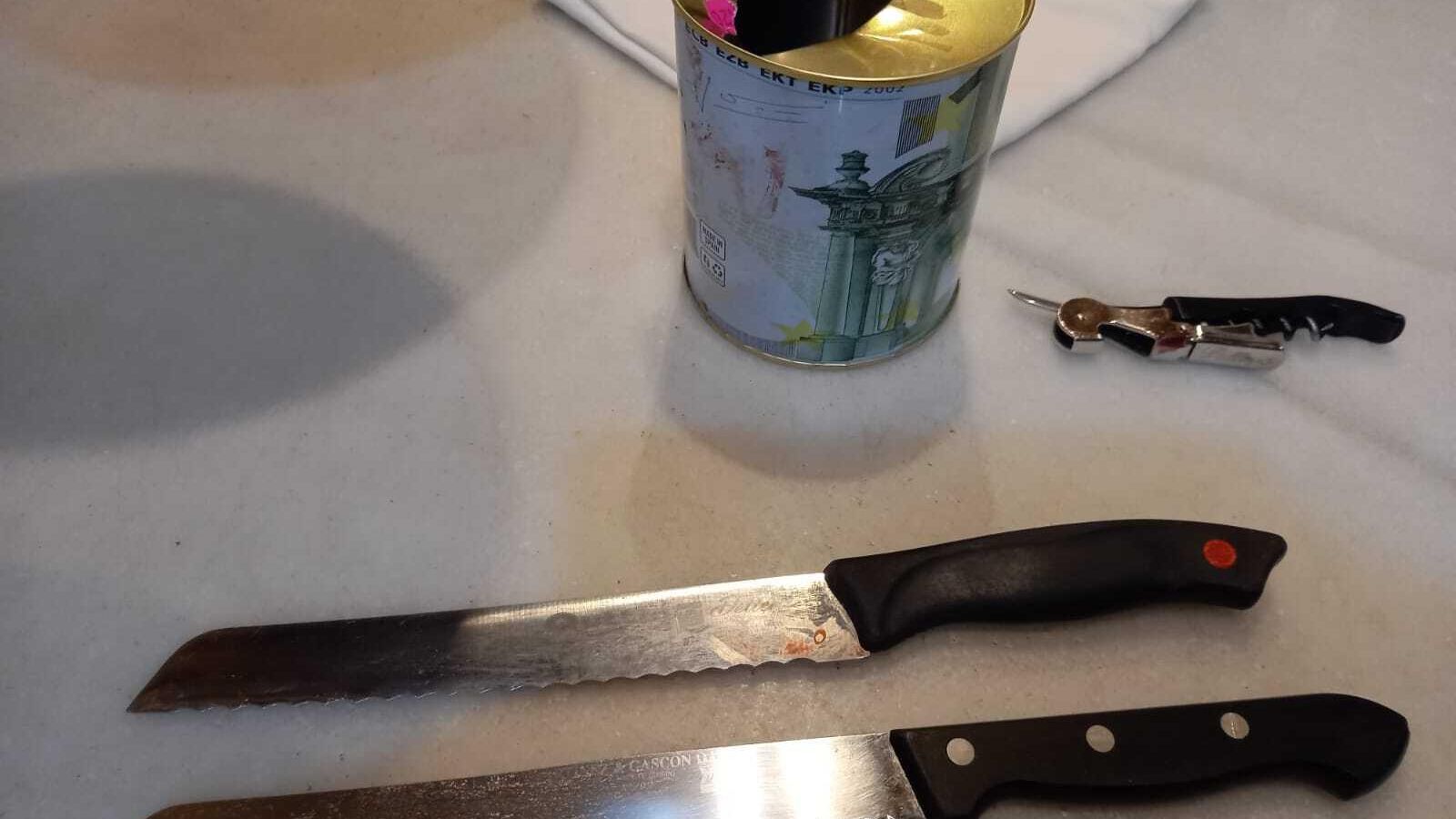 El bote donde se guardaba el dinero de los trabajadores y los cuchillos que usaron para abrirlo.