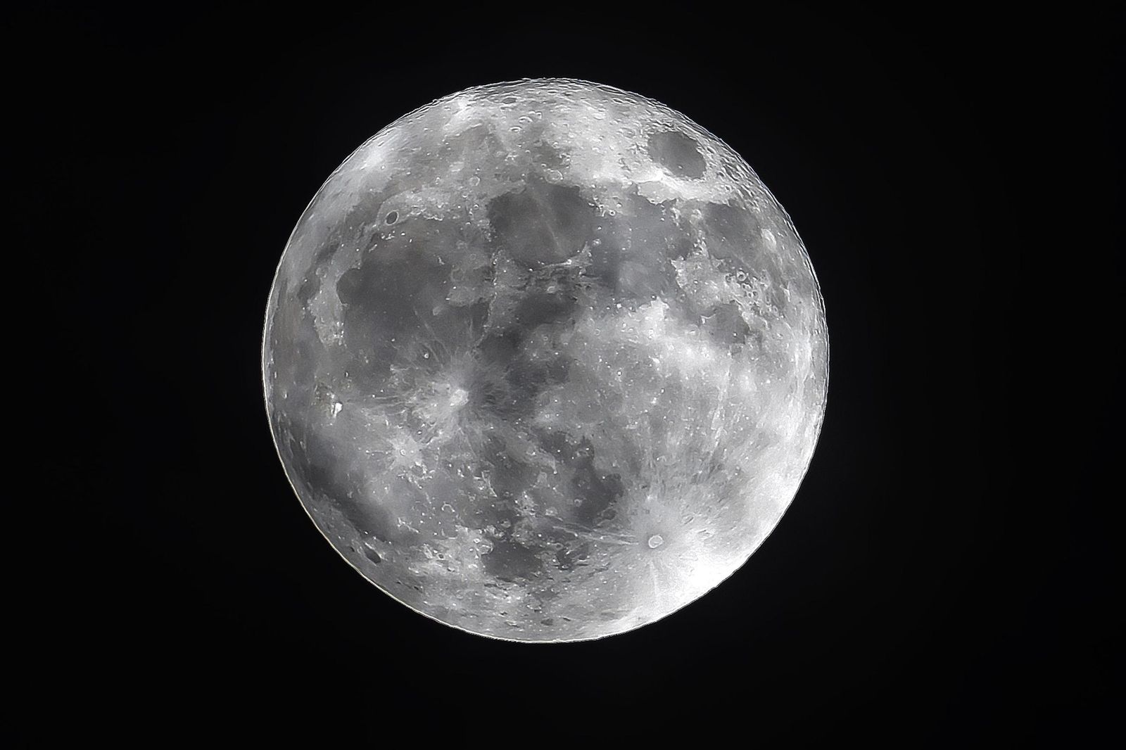 La Superluna azul captada en diferentes partes del planeta: un disfrute visual de la Luna del Esturión