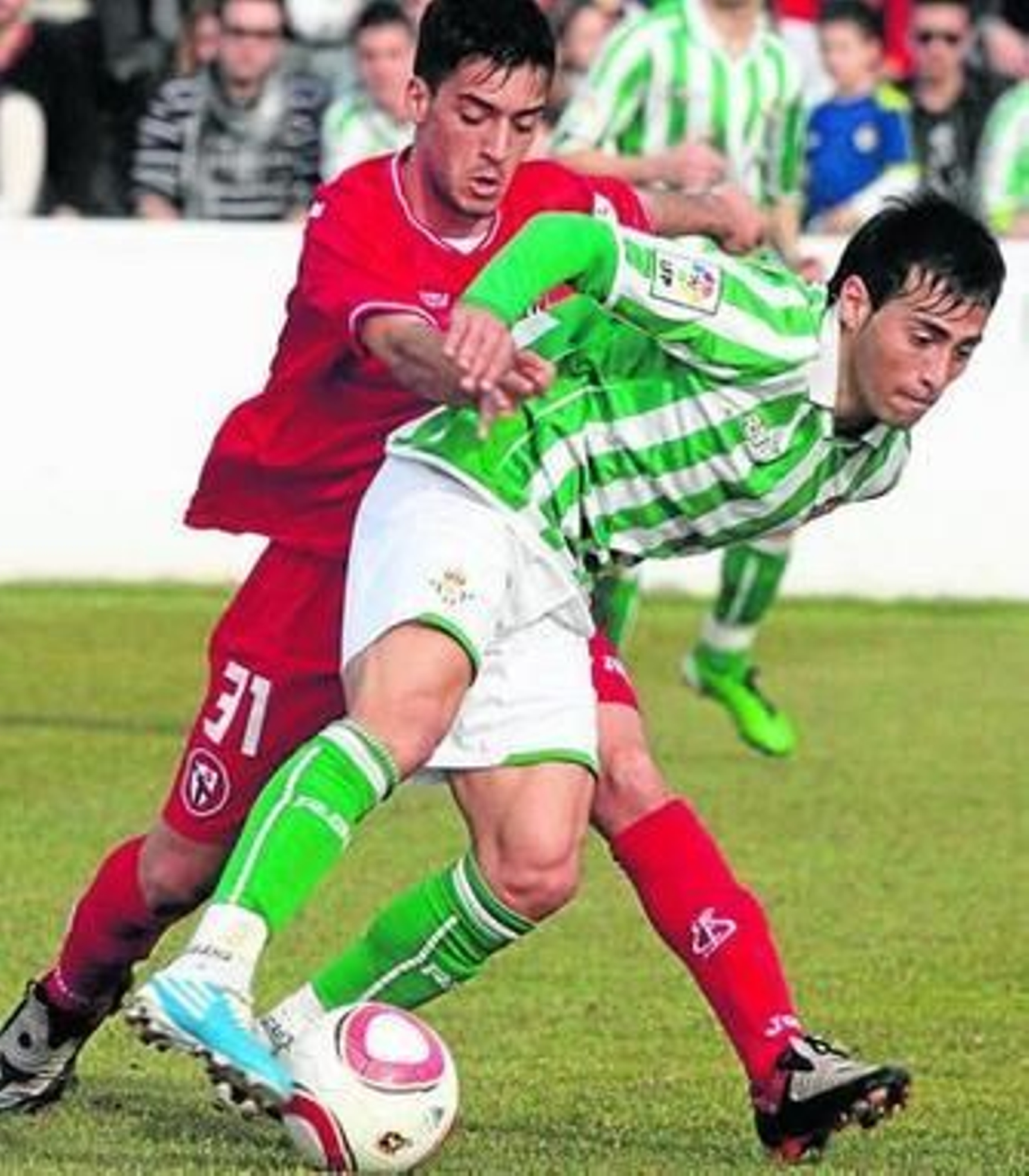 Damián cubre el balón ante el sevillista Tano, en un lance del derbi disputado el pasado domingo.