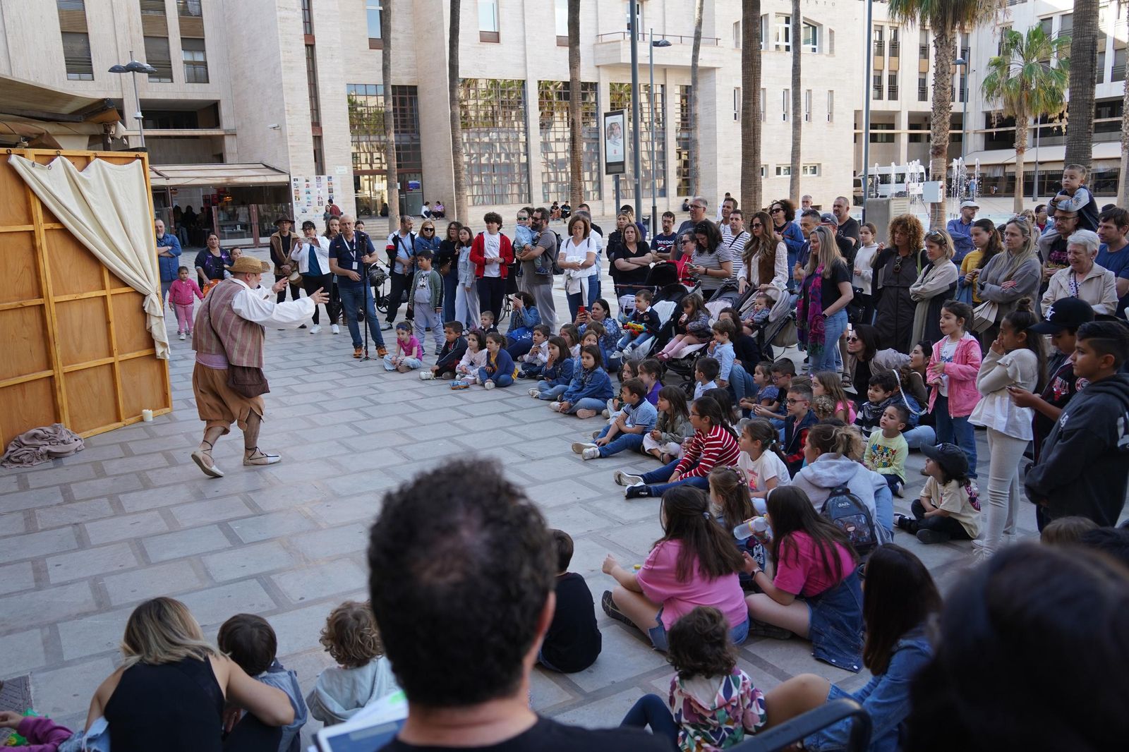 Uno de los espectáculos de calle que reunió a decenas de personas en El Ejido.