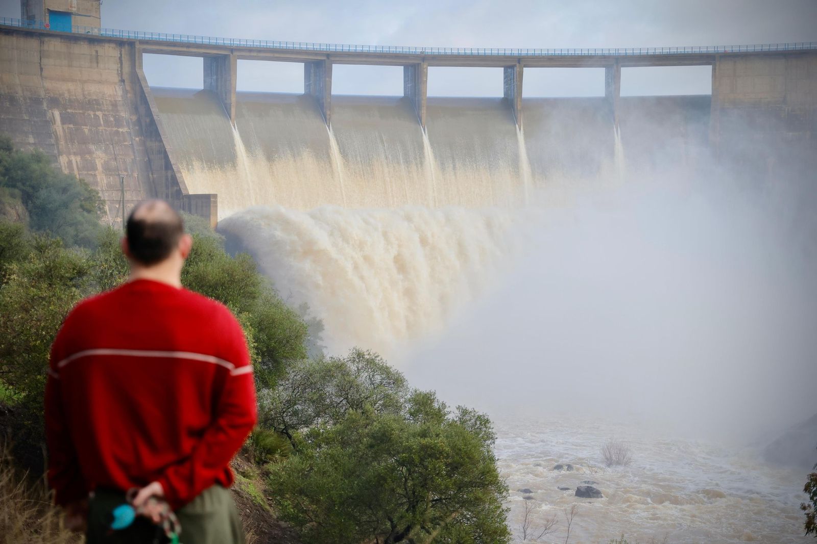 El Gergal desembalsando agua este martes