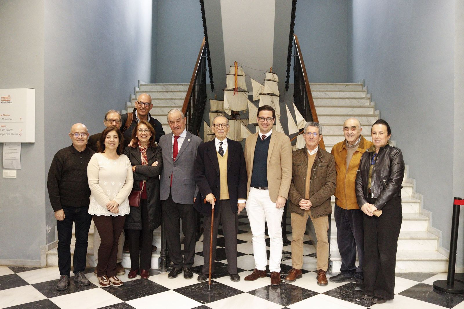 José Bacedoni Bravo junto al concejal Nacho Molina tras firmar la donación al Archivo Municipal.