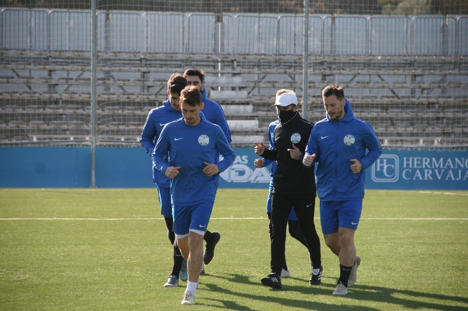 Varios jugadores del Ciudad de Lucena realizan carrera continua antes de un entrenamiento.
