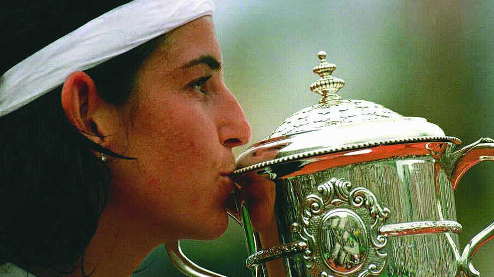 Arantxa, con su título de Roland Garrós de 1998.