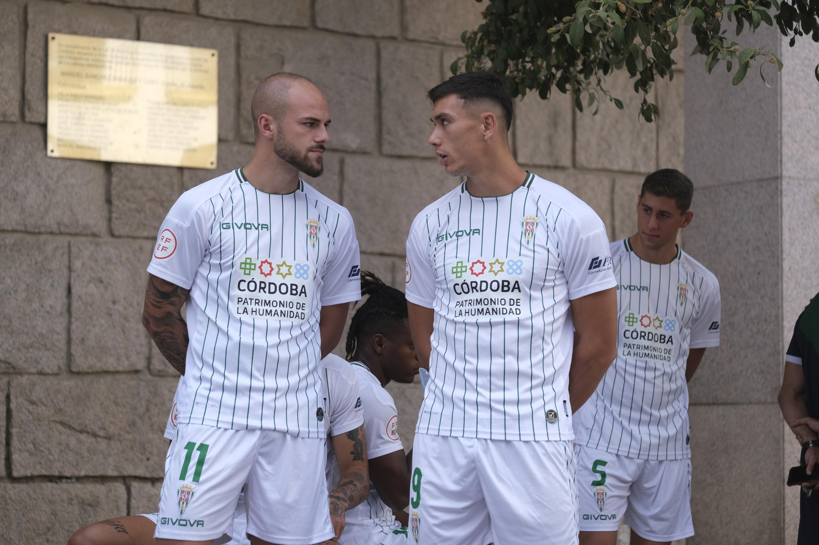 La visita del Córdoba CF al Ayuntamiento de Córdoba, en imágenes