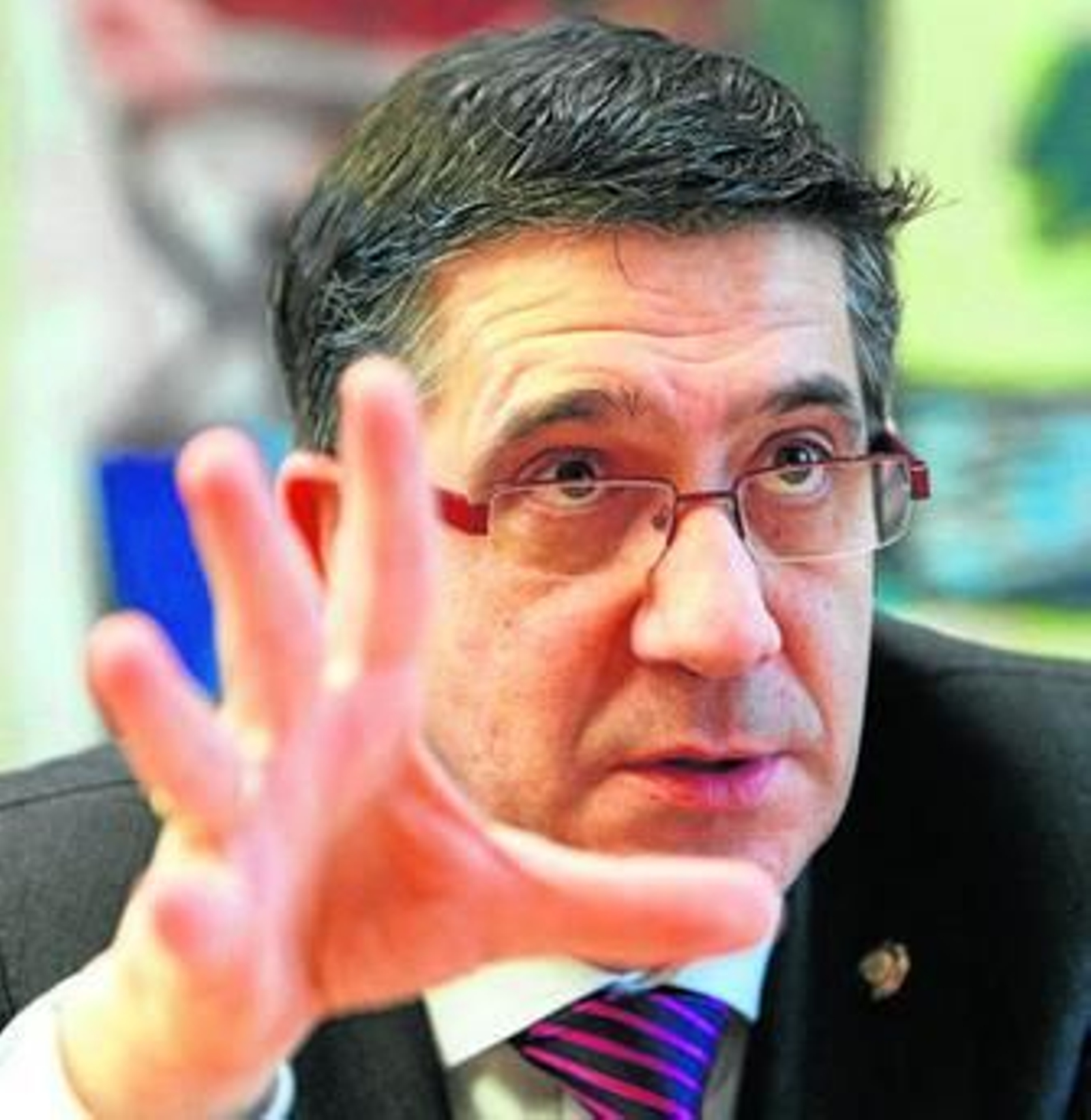 Patxi López gesticula durante la entrevista.