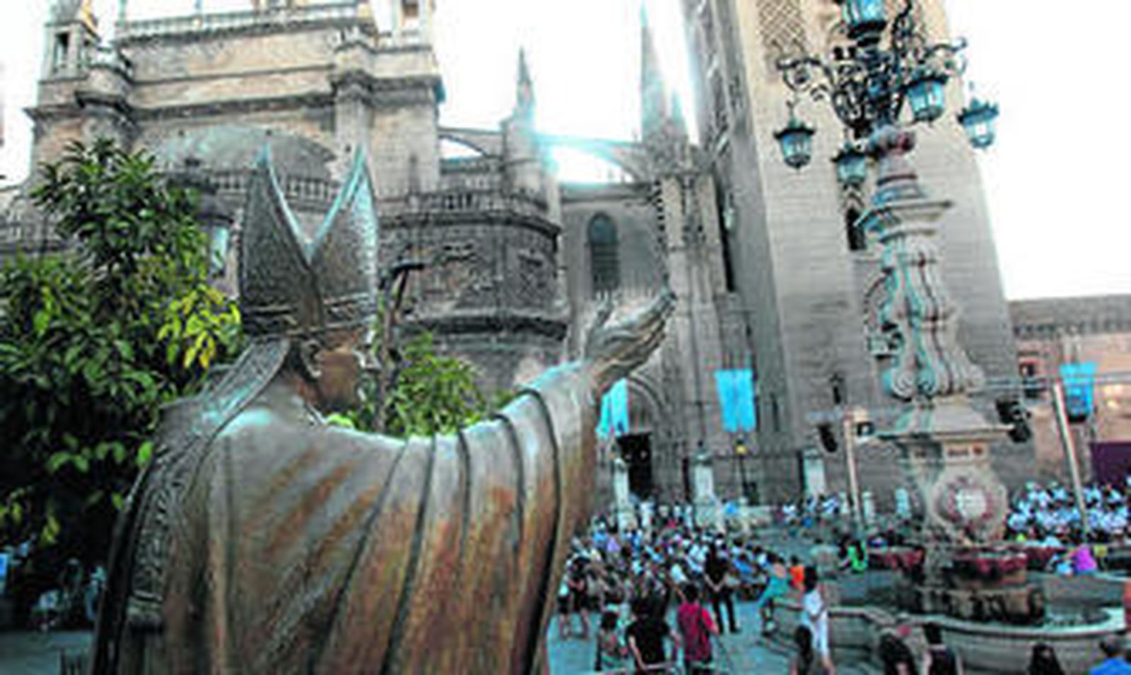 El público se concentró ayer por la tarde en torno a la nueva escultura, en la plaza Virgen de los Reyes, antes del concierto.