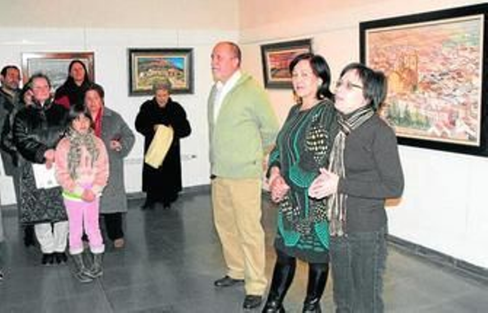 Ramón Pérez acompañado de la alcaldesa, Isabel Navarro.