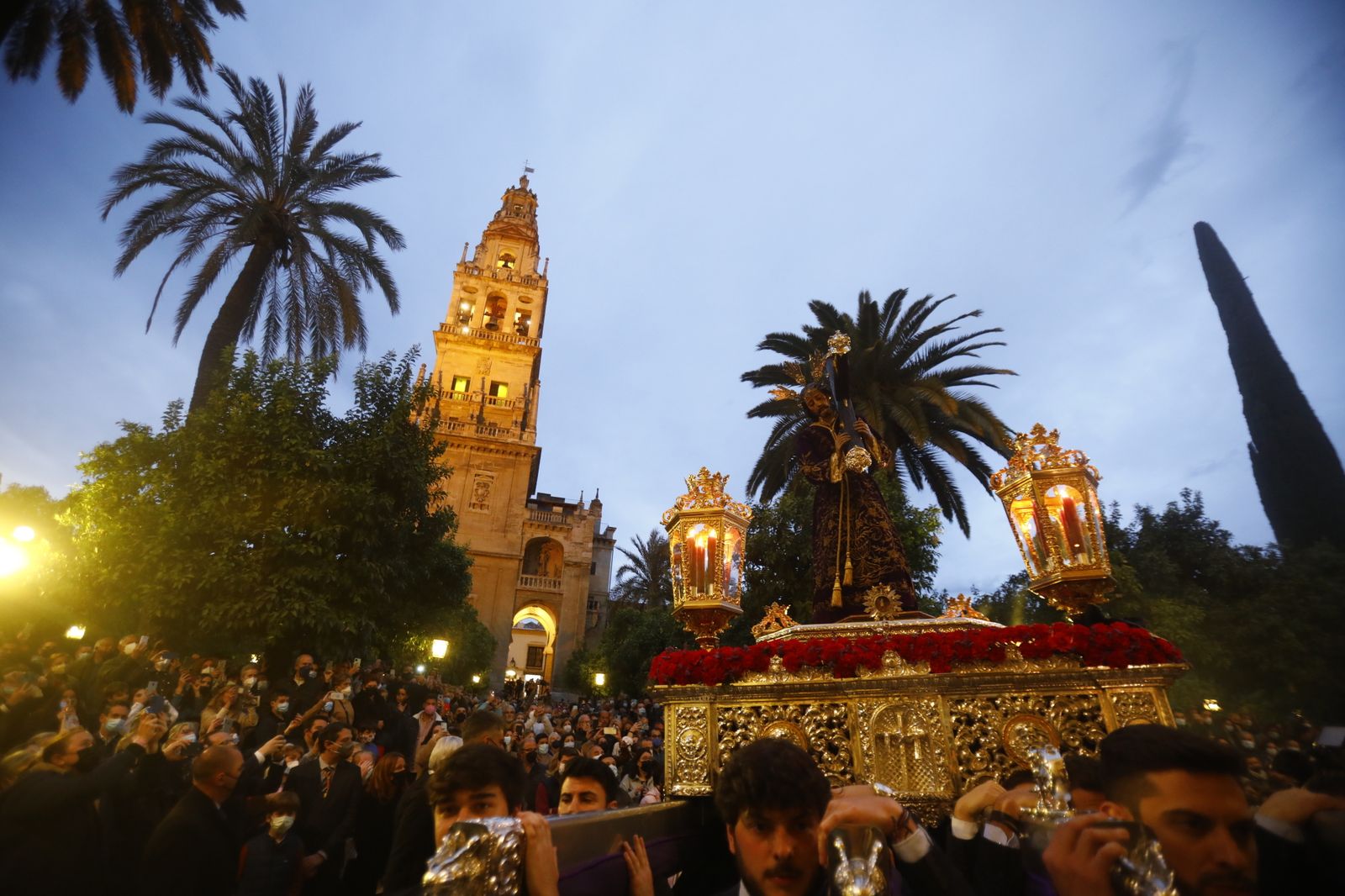 El vía crucis de las hermandades de Córdoba con el Señor del Calvario, en imágenes