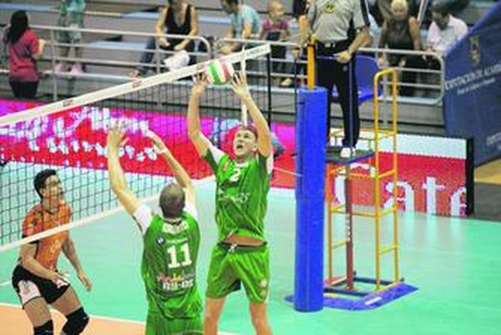 Josh Howatson coloca el balón en el partido de la primera jornada de liga frente a Teruel.