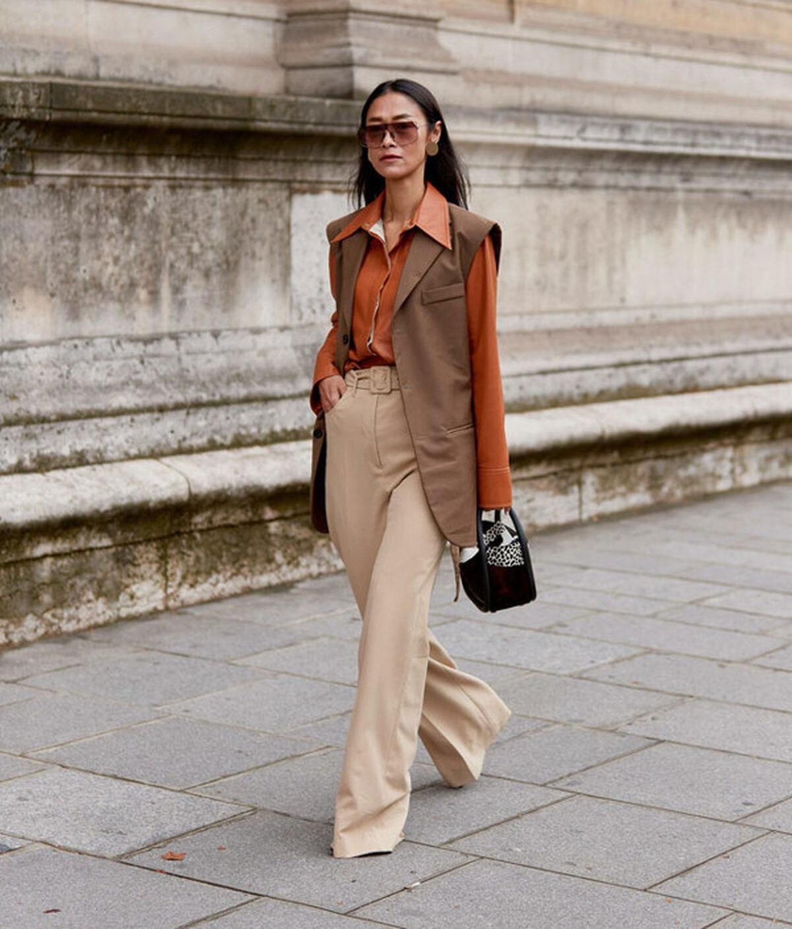 Pantalones holgados con chaleco.