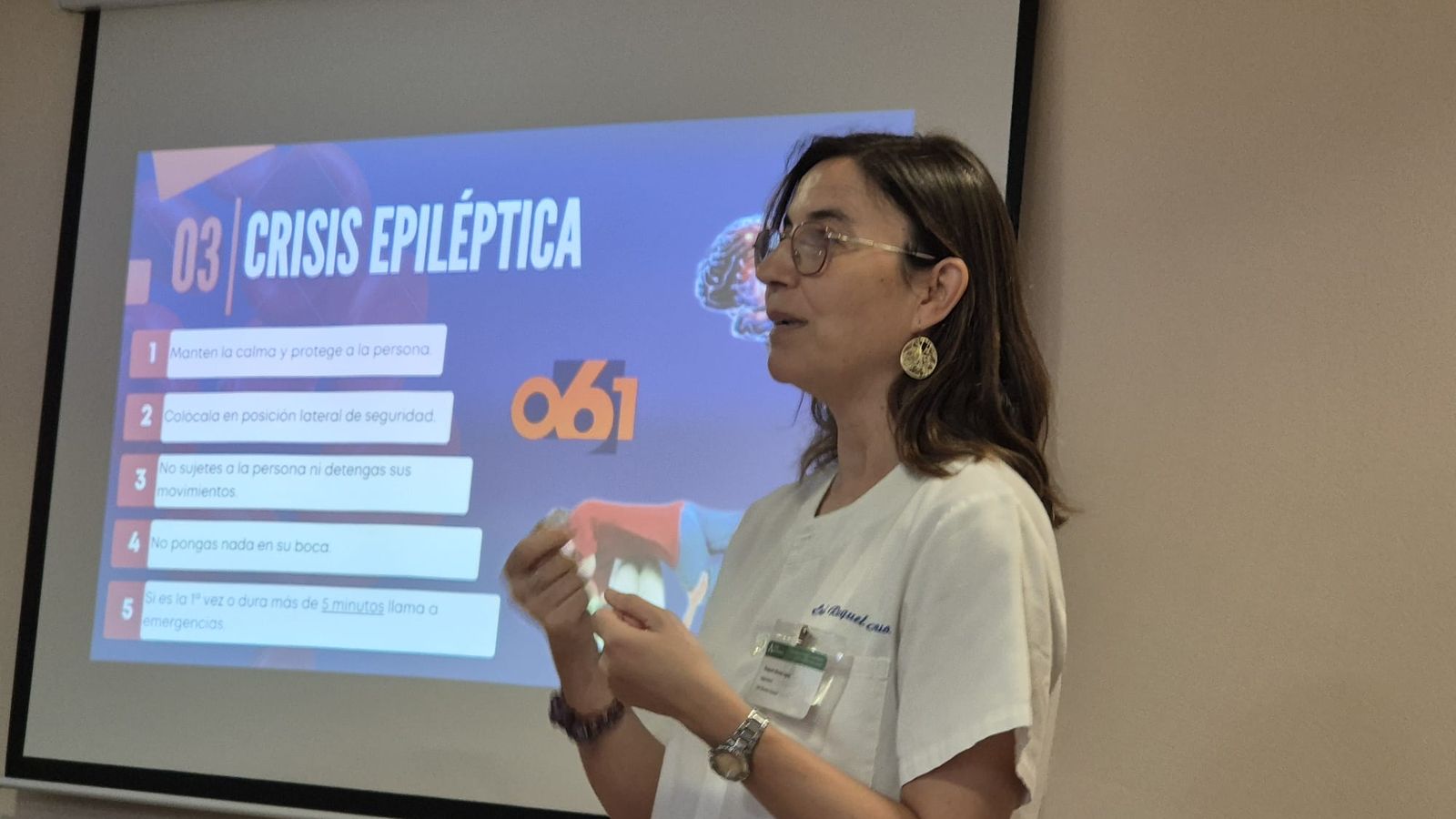 Una enfermera en una charla sobre crisis epiléptica.