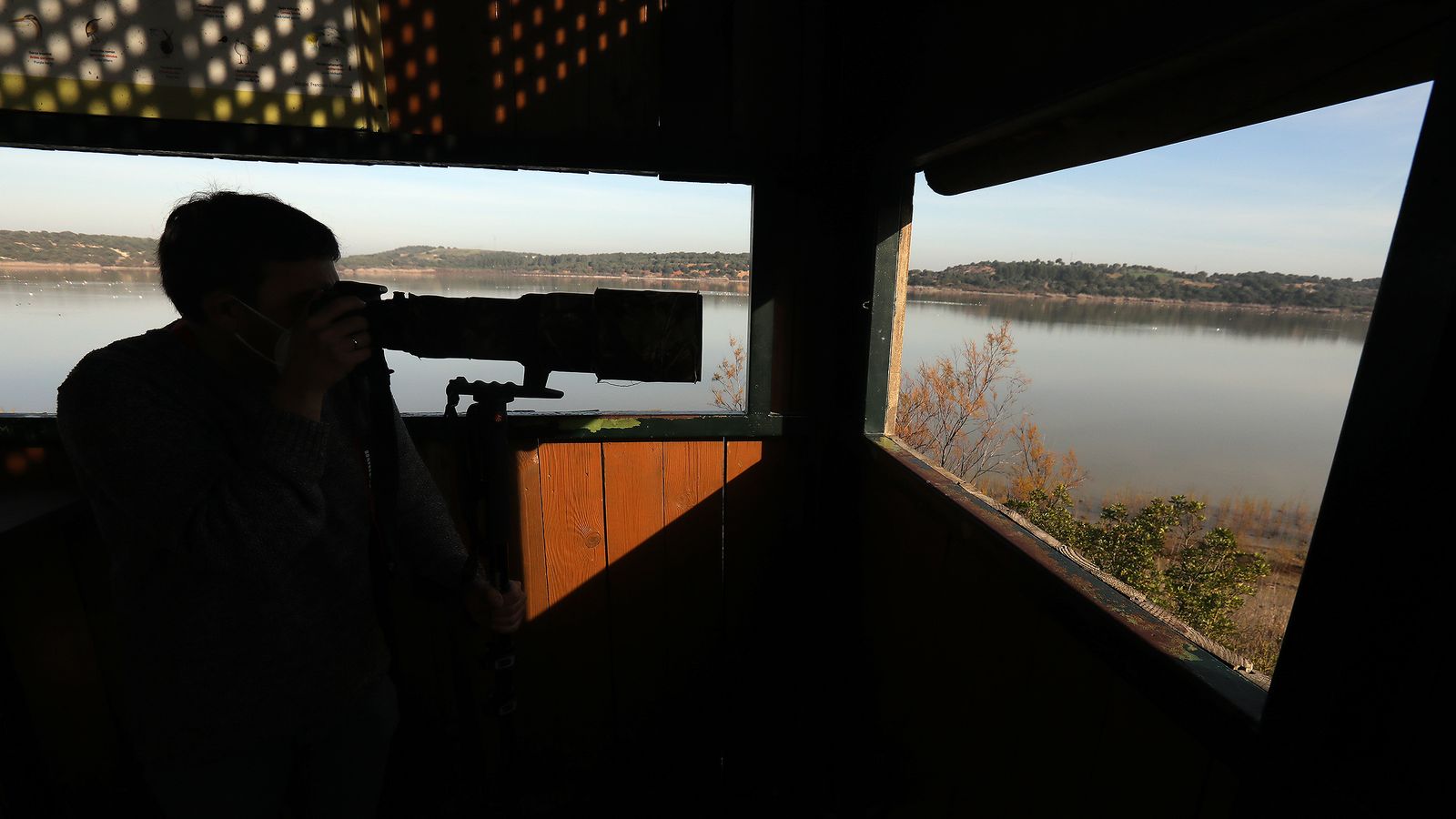 La reserva cuenta con miradores y un observatorio de aves