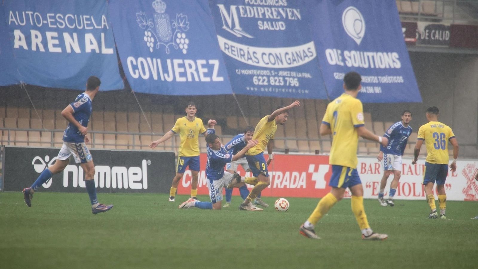 Álvaro Martínez agarra a Luis Morales bajo un intenso aguacero.
