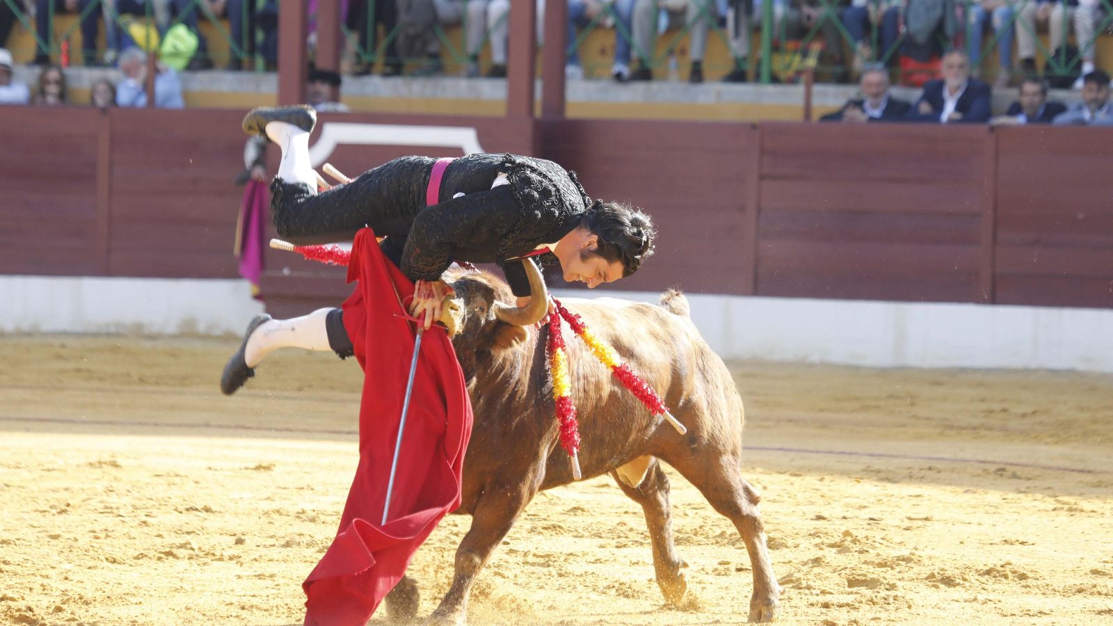 Morante del Puebla, volteado en la reinauguración de la plaza de toros de La Línea.