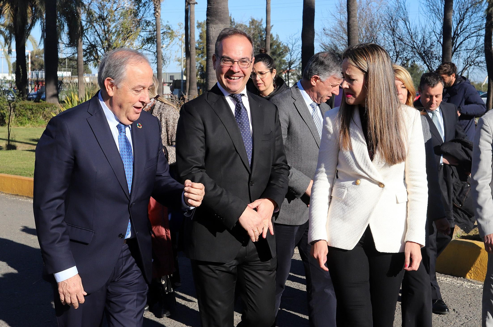 Imágenes del convenio entre Cepsa, Enagás Renovable y Alter Enersun para impulsar la descarbonización de la industria local y el transporte