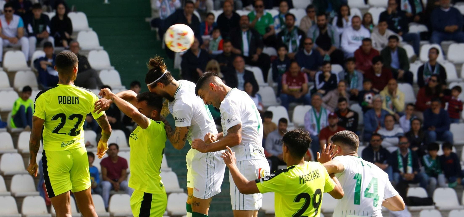 Gudelj y Willy pelean un balón aéreo. Gudelj y Willy pelean un balón aéreo.
