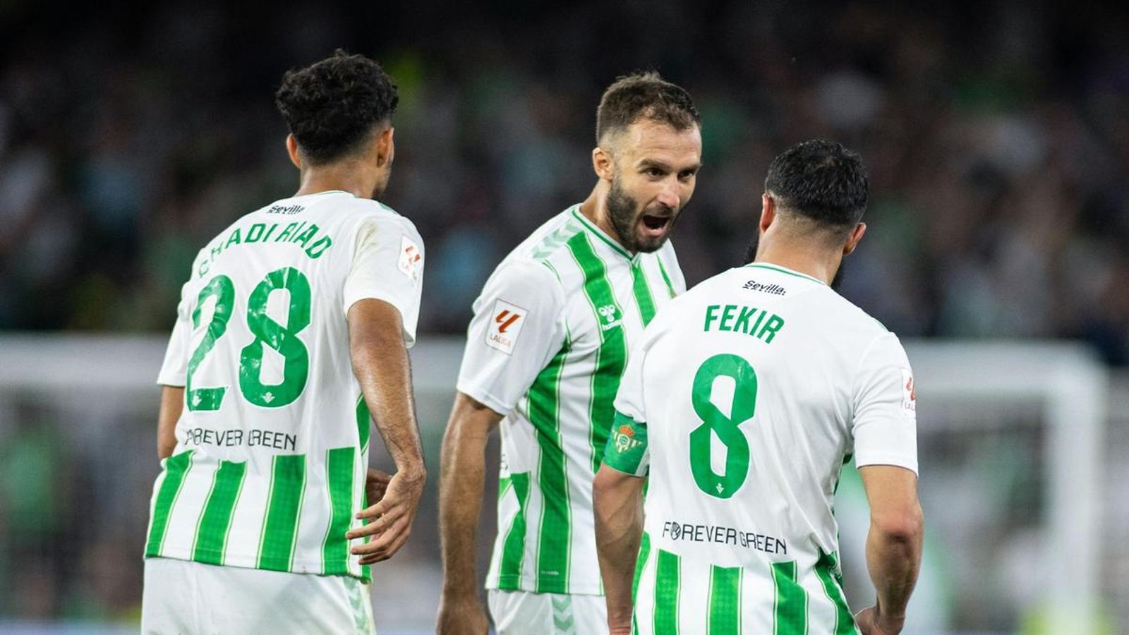 Pezzella celebra un gol junto a Chadi Riad y Fekir. Pezzella celebra un gol junto a Chadi Riad y Fekir.