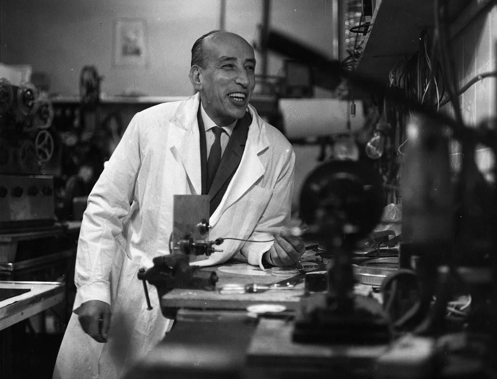 Una imagen de José Val del Omar en su laboratorio en la EOC.