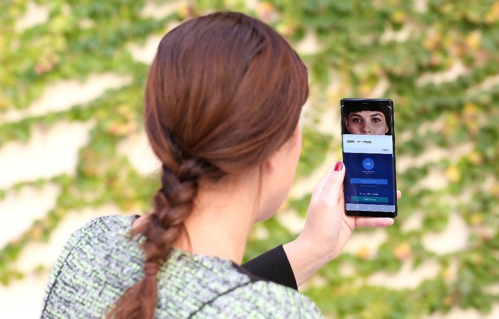 Una usuaria se da de alta en BBVA con un foto a través de la aplicación móvil.