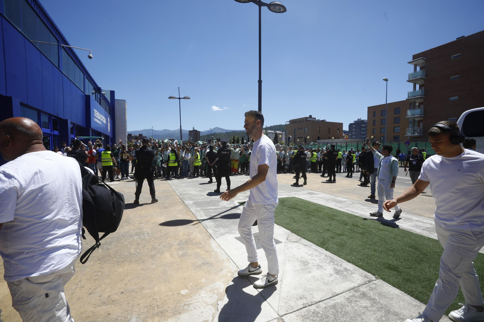 El Córdoba CF recibe el calor de su afición a su llegada a El Toralín antes del partido ante la Ponferradina El Córdoba CF recibe el calor de su afición a su llegada a El Toralín antes del partido ante la Ponferradina