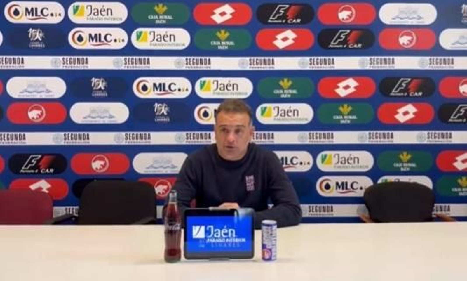 Pedro Díaz atiende a los medios de comunicación en la sala de prensa de Linarejos.