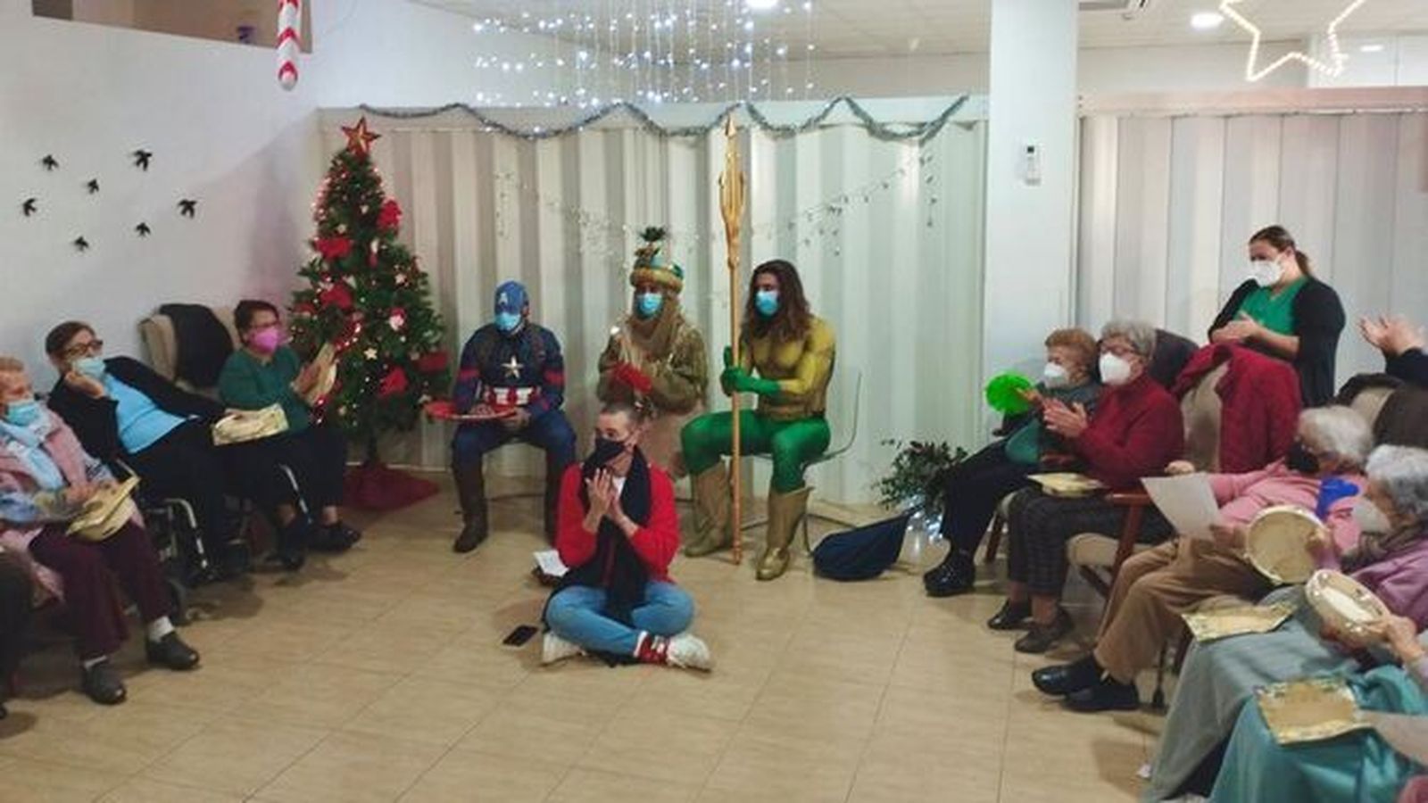 El Cartero Real,  los Super Héroes y el concejal David Calleja, durante la visita al centro de mayores.