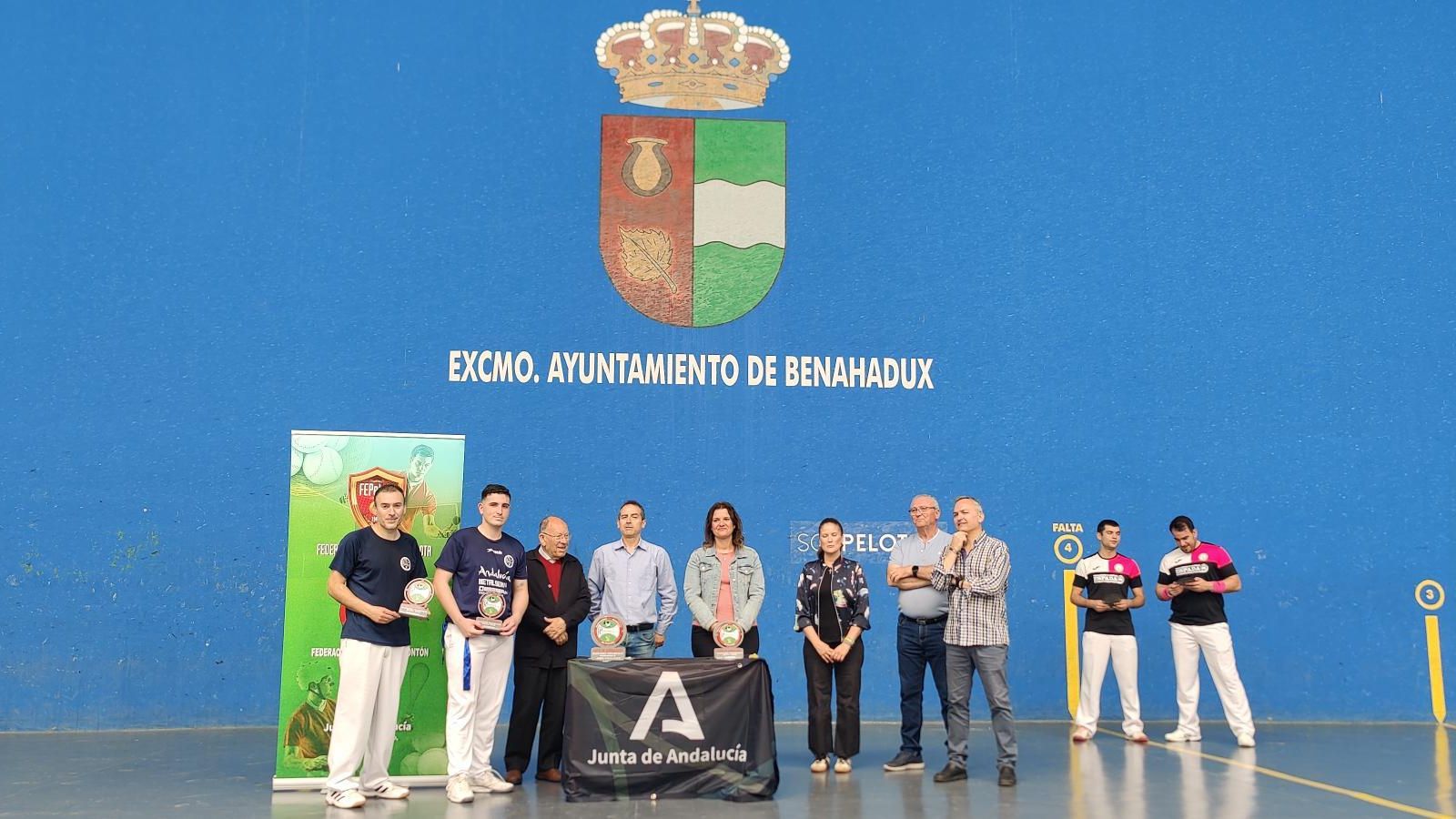 Dos de los participantes en la competición de ámbito autonómico reciben sus respectivos trofeos.
