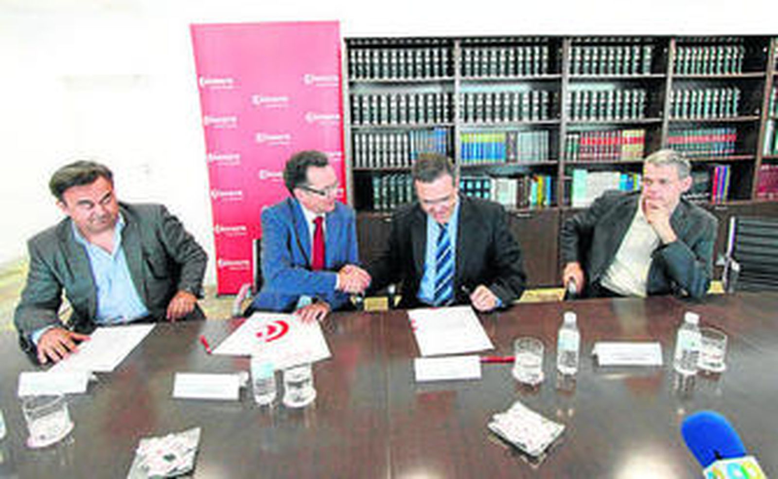 Momento de la firma del convenio de colaboración.