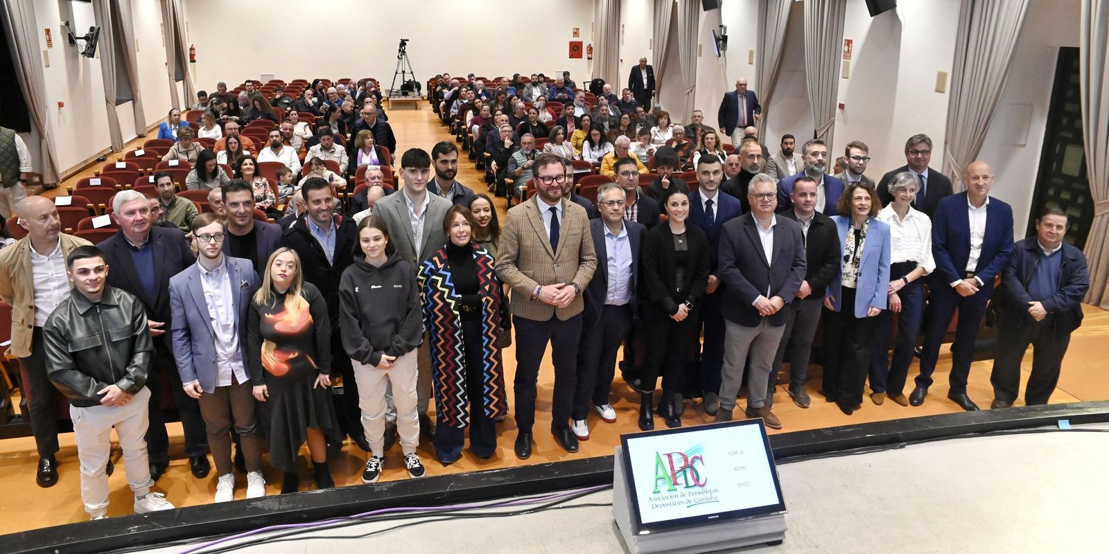 Foto de familia con los premiados por la Asociación de Periodistas Deportivos de Córdoba y los representantes institucionales presentes.