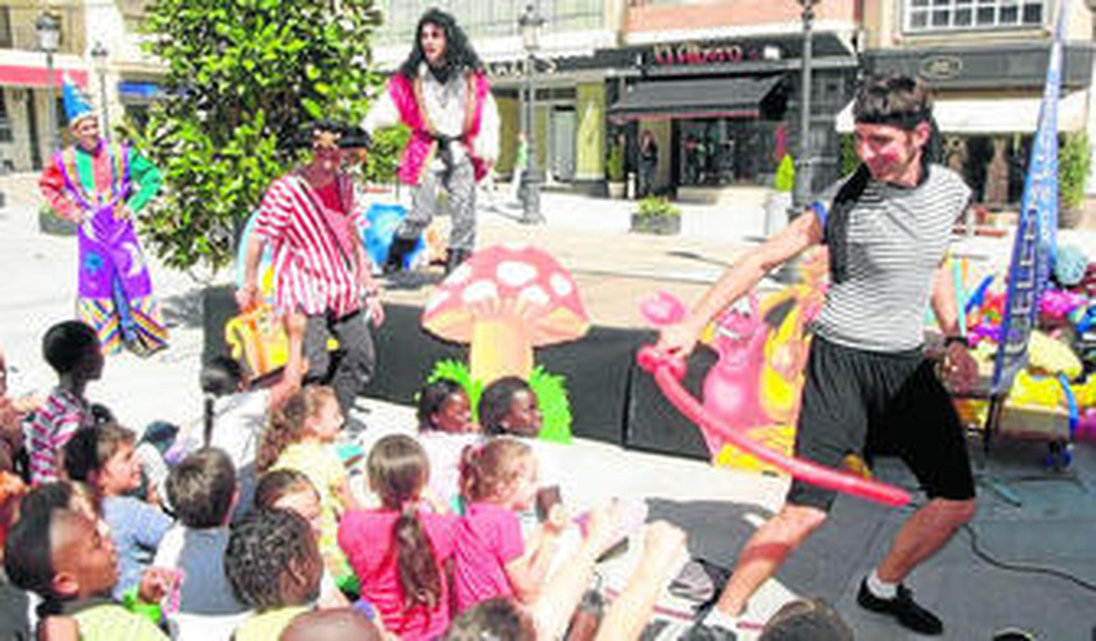 Celebritás durante un espectáculo dirigido a niños y niñas ayer en la plaza del Ayuntamiento.