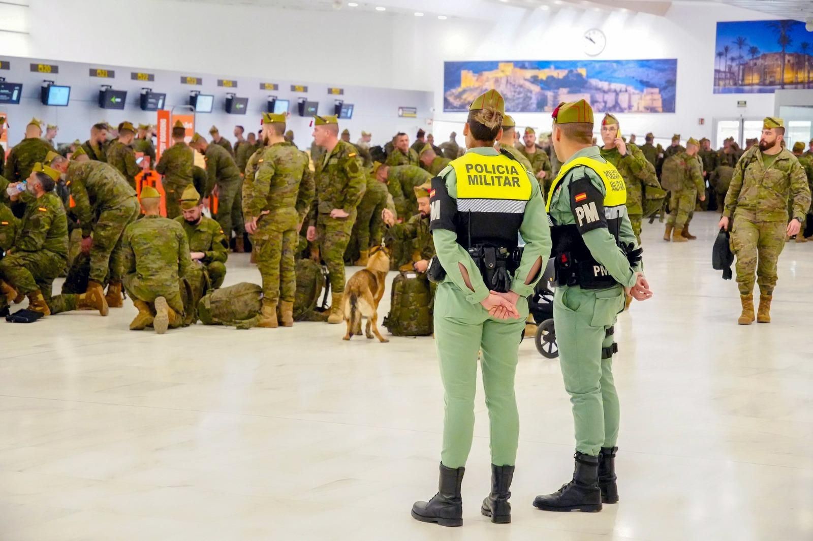 Los militares de Almería en su salida desde el aeropuerto Los militares de Almería en su salida desde el aeropuerto