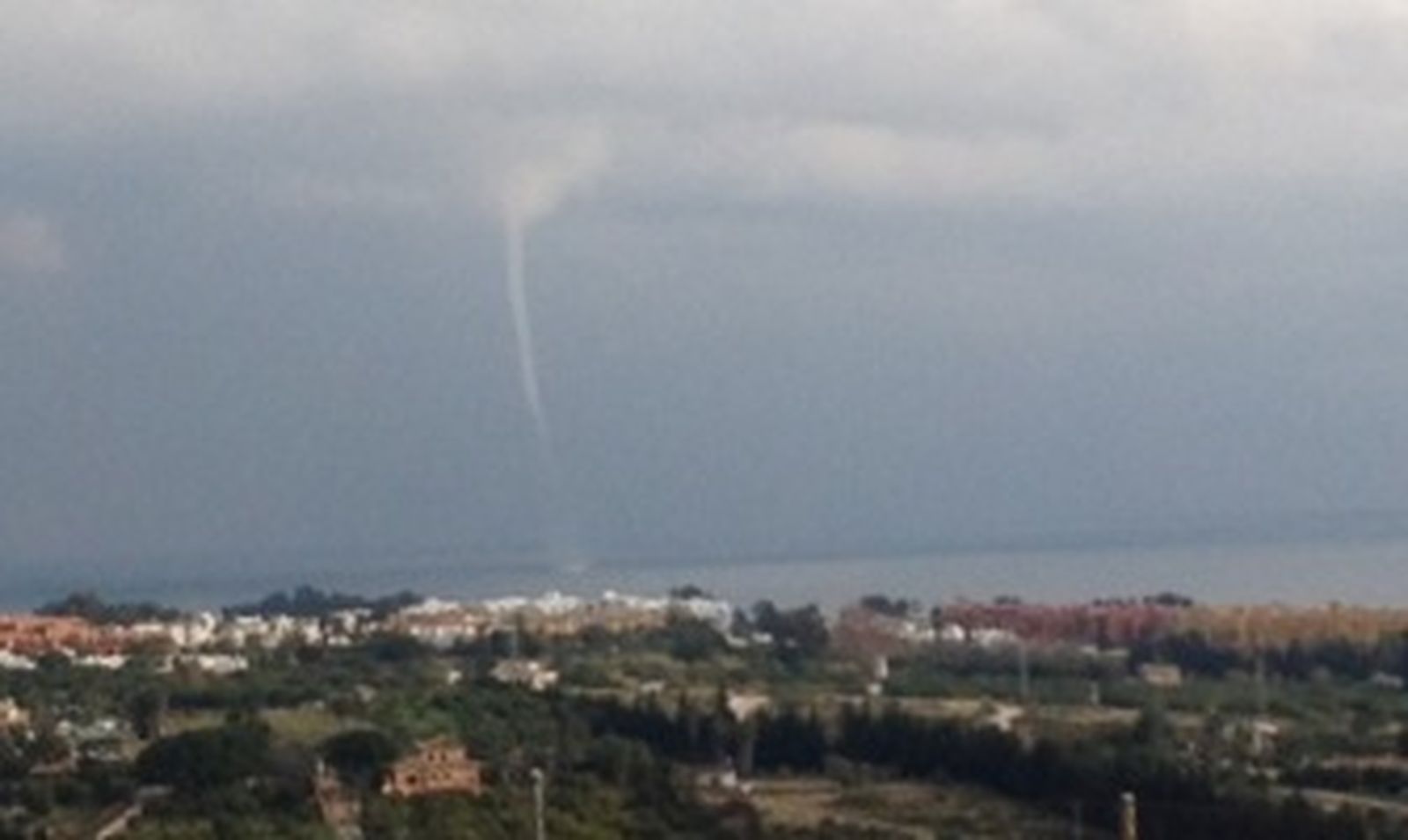 Una tromba marina se deja ver esta tarde por Estepona