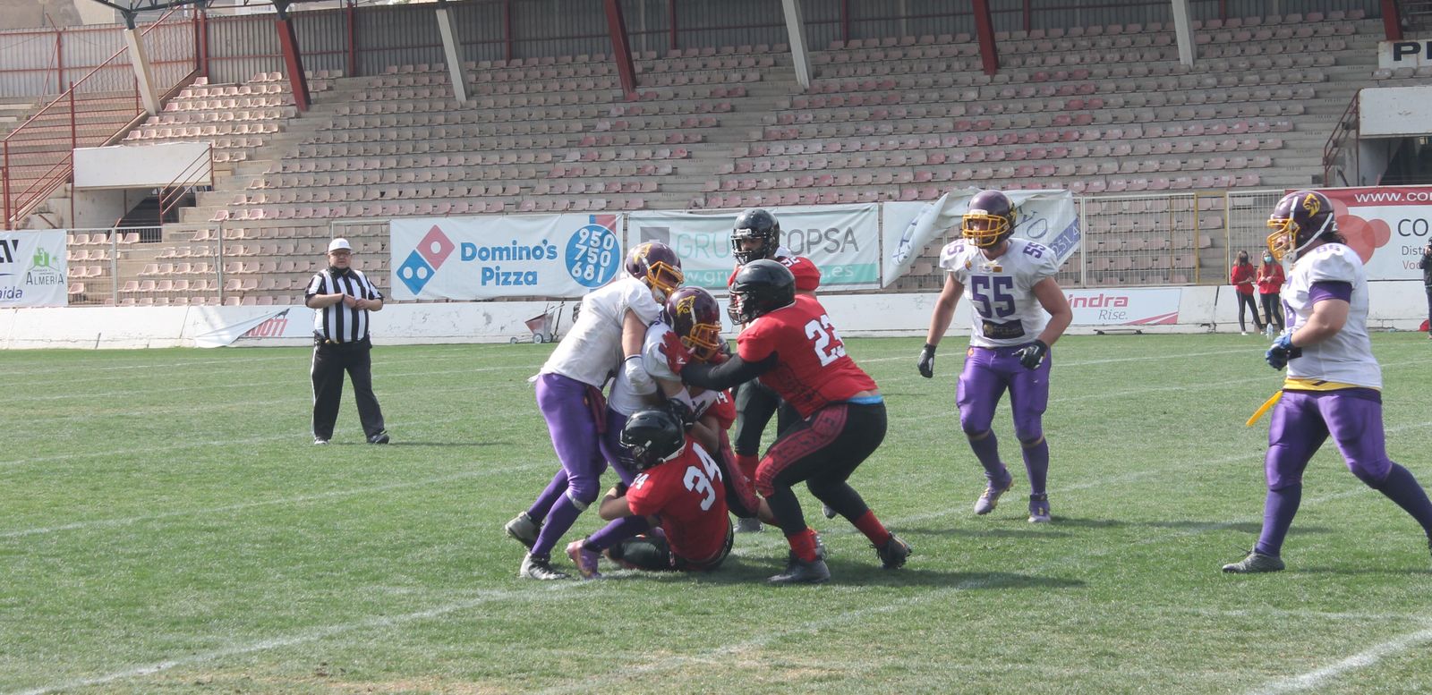 La defensa de Almería Barbarians frena el avance del jugador de Sevilla Linces.