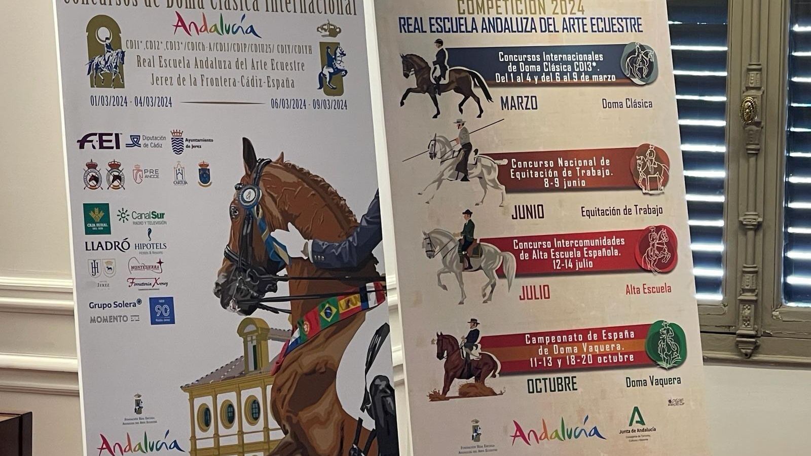 Carteles de los dos concursos de doma clásica.