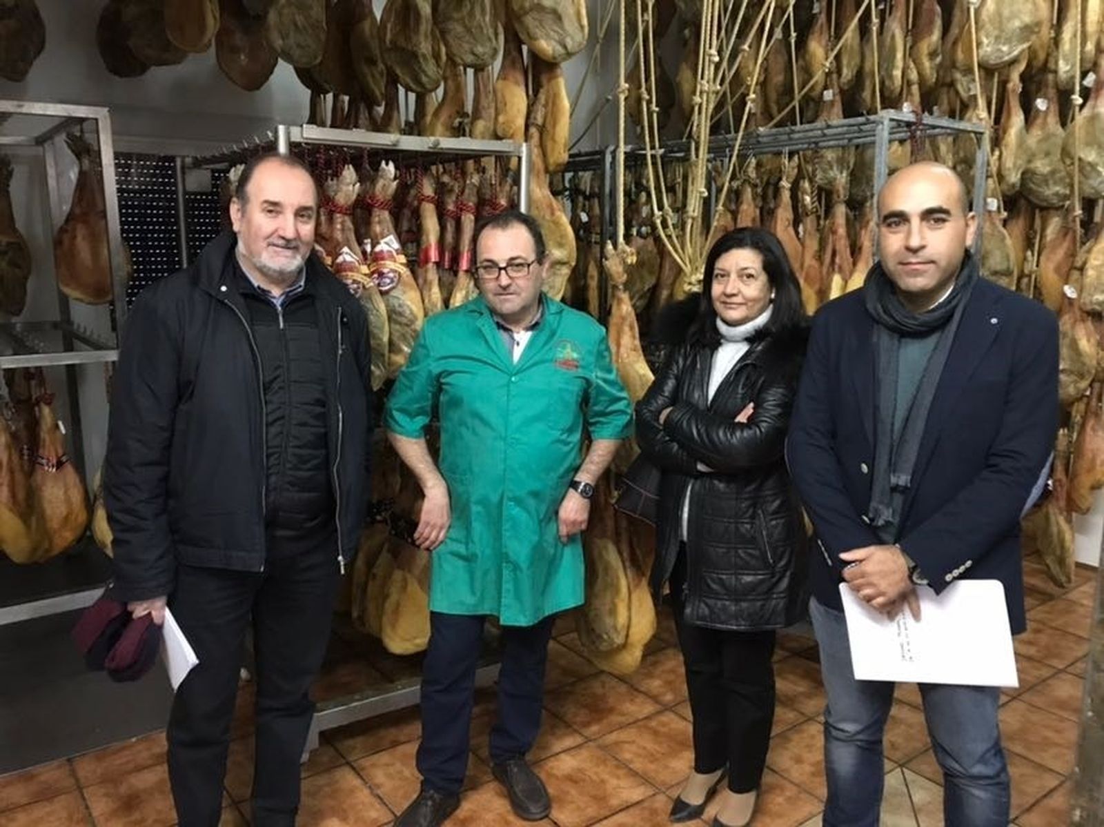 El delegado José Manuel Ortiz entregando la resolución a la empresa.