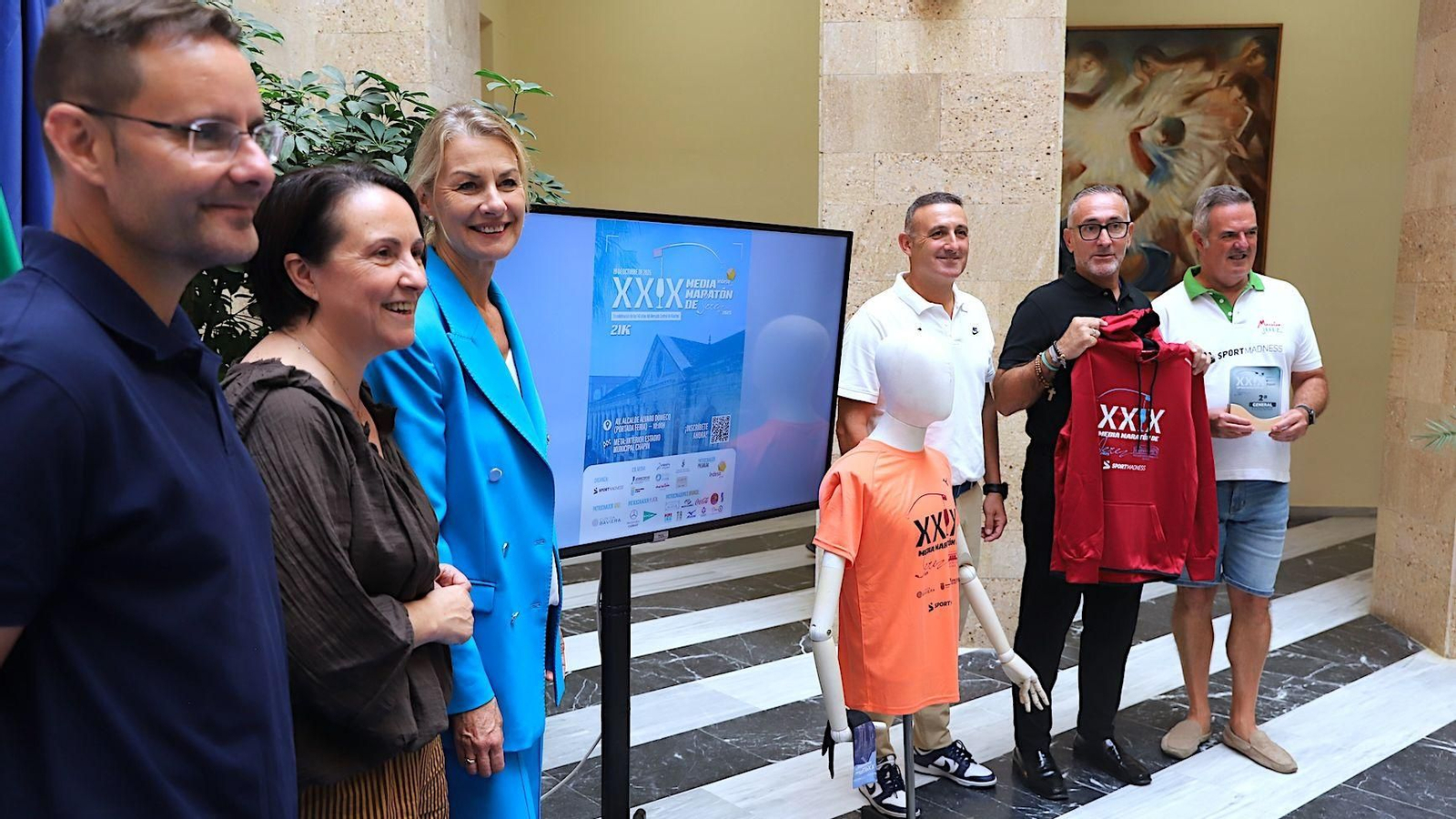 Nela García y Tomás Sampalo, en un momento de la presentación de la Media Maratón de Jerez.