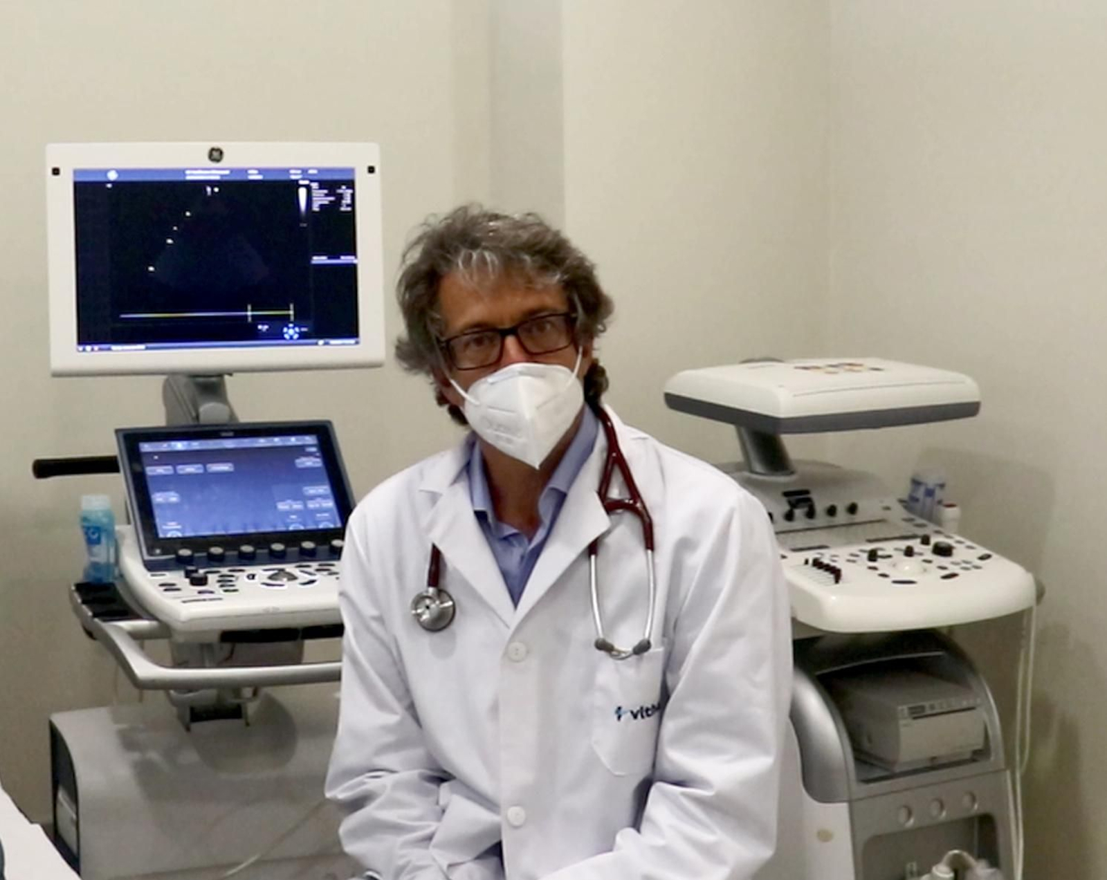 Gómez Doblas en su consulta del Hospital Vithas Xanit Internacional. Gómez Doblas en su consulta del Hospital Vithas Xanit Internacional.
