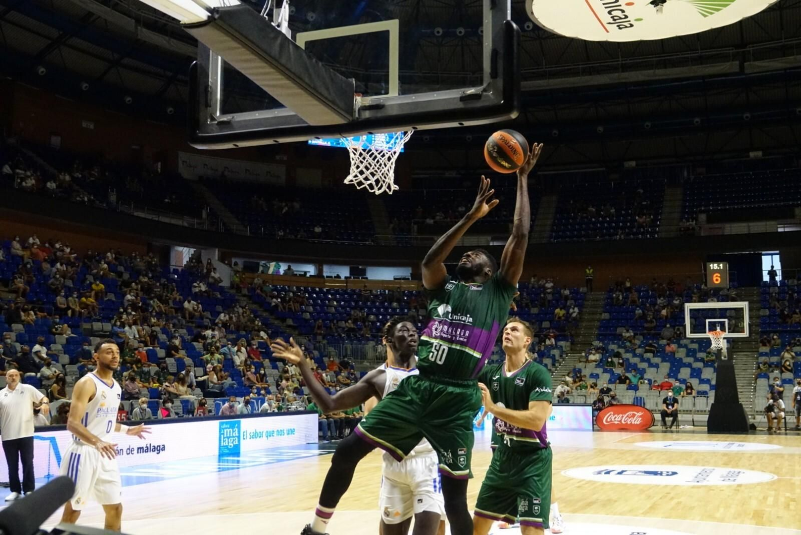 Micheal Eric intenta anotar.