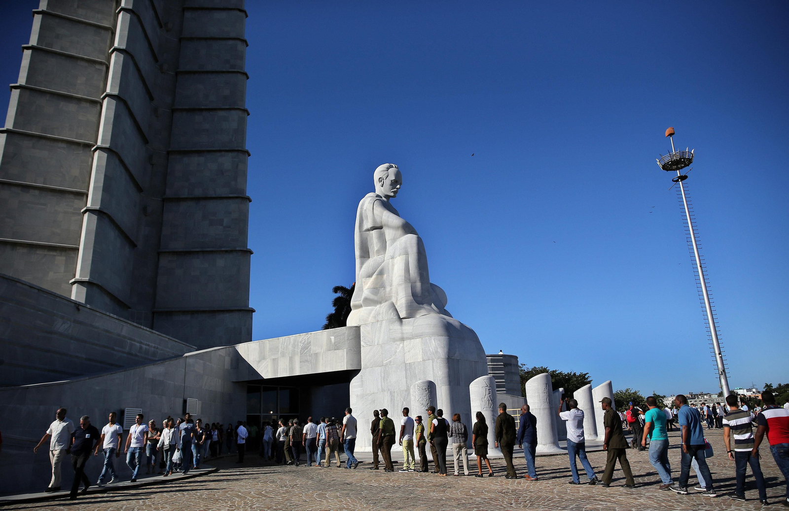 Colas en el monumento a José Martí en La Habana.