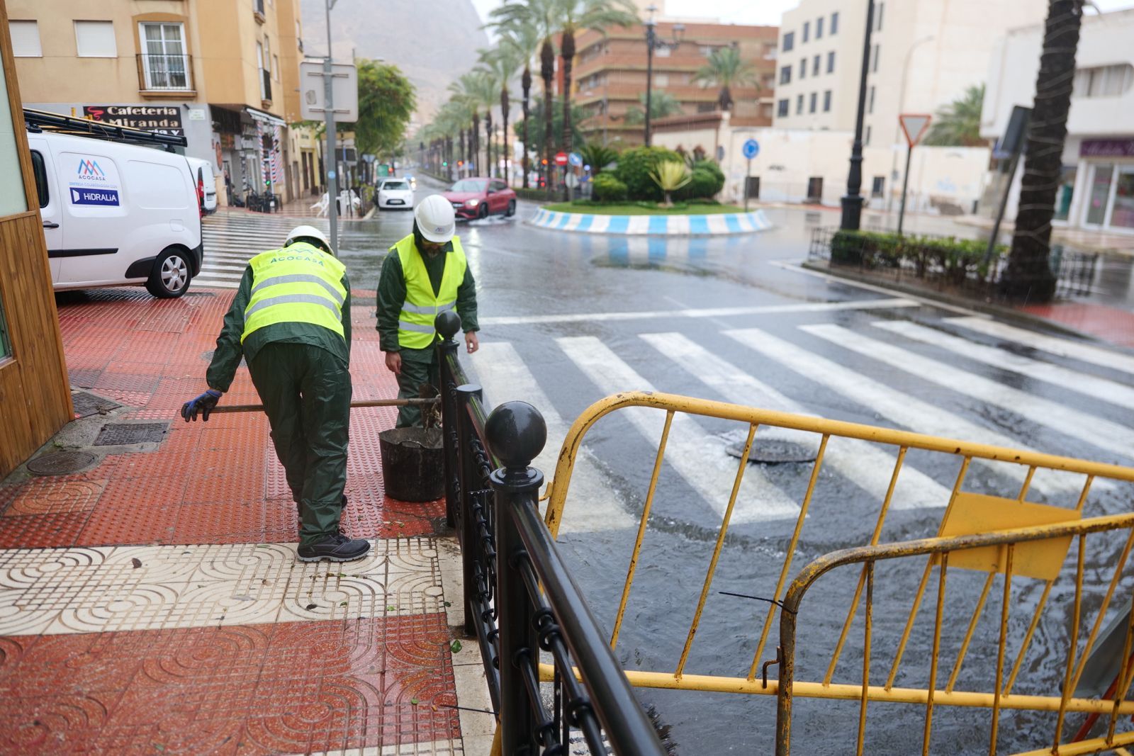 Las labores de los servicios de emergencia de Roquetas solventan los destrozos de la borrasca Kristin, en imágenes