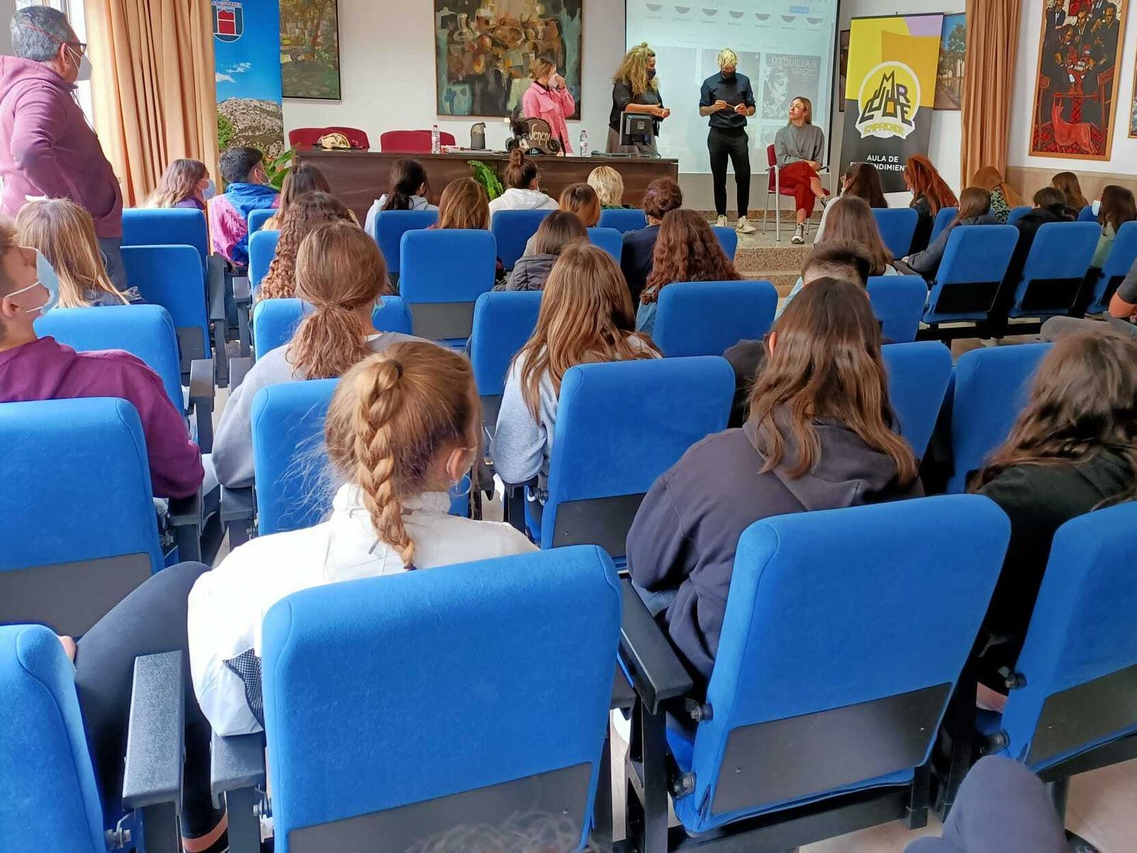 Una de las charlas de profesionales al alumnado