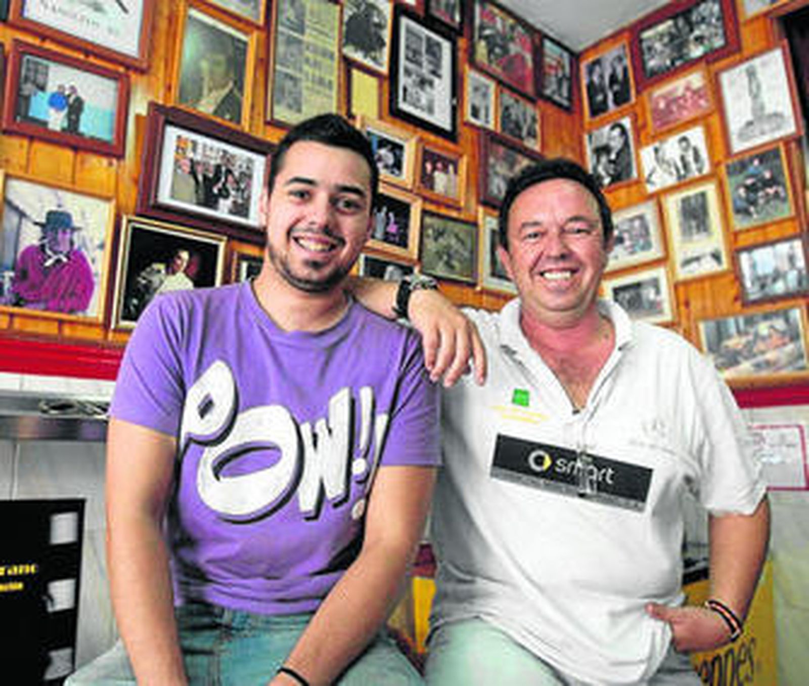 Luis Rodríguez, con su hijo, en el bar El Ancla, en la calle Pagés del Corro.