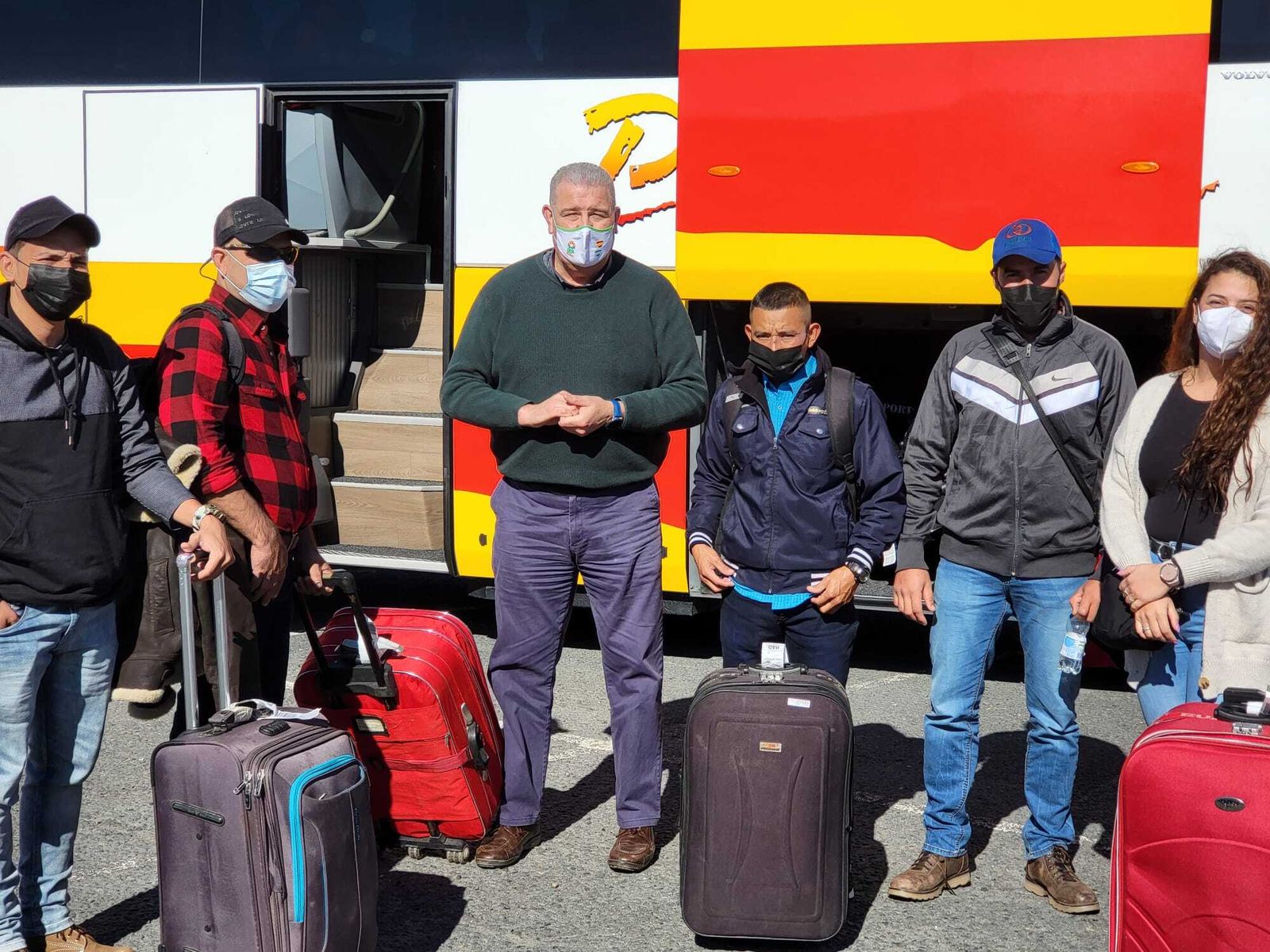 El secretario general de UPA Huelva junto con los trabajadores llegados esta tarde.