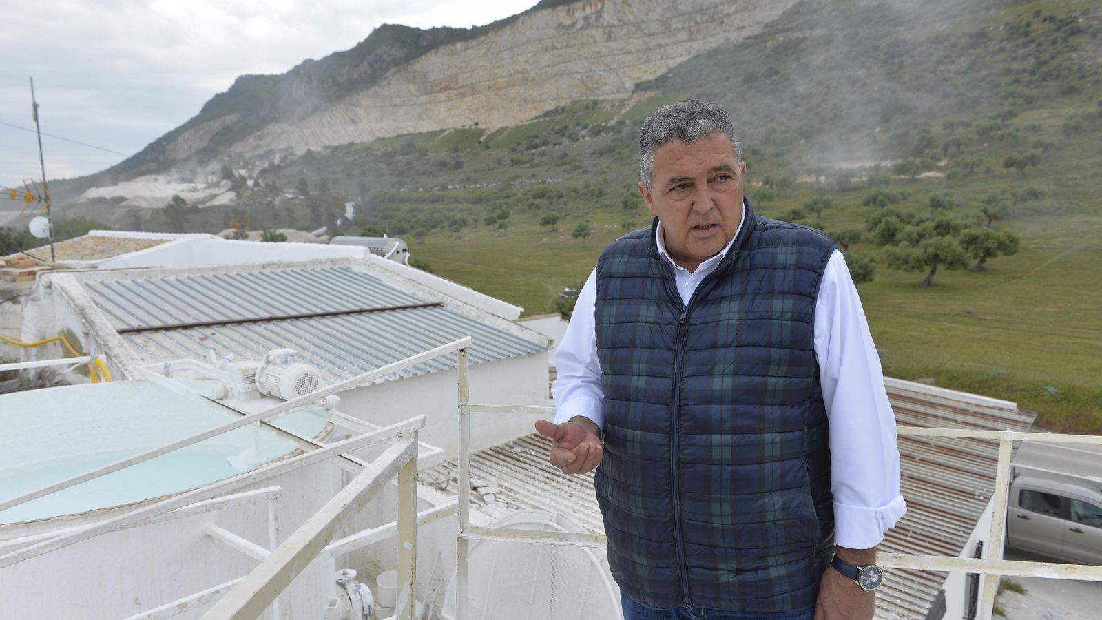 Isidoro Gordillo, gerente de Gordillos Cal de Morón, la única empresa de Europa que sigue fabricando cal de manera artesanal.