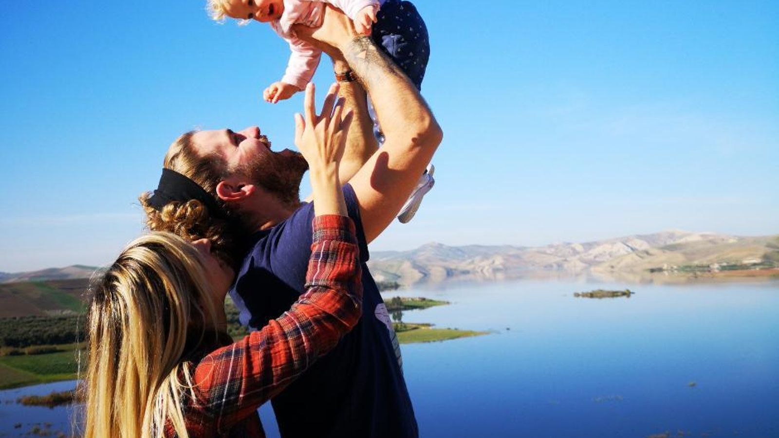 Lourdes, Vincent y Avril, en uno de sus viajes.