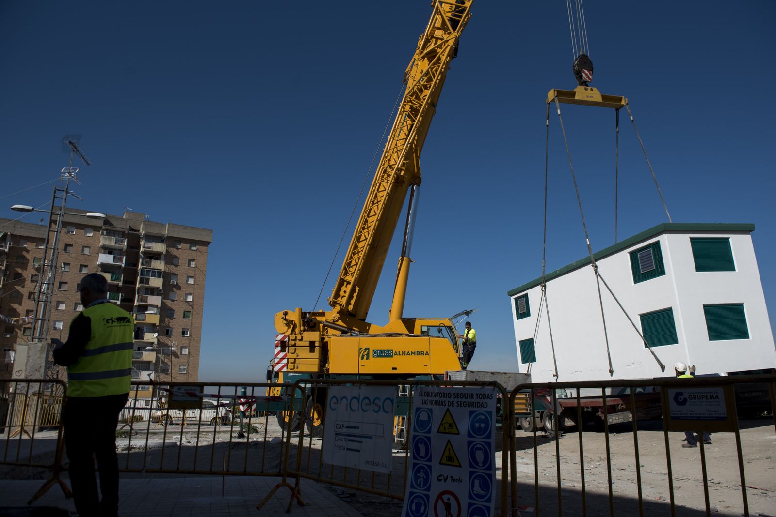 Las imágenes de la instalación del nuevo transformador de la zona Norte de Granada