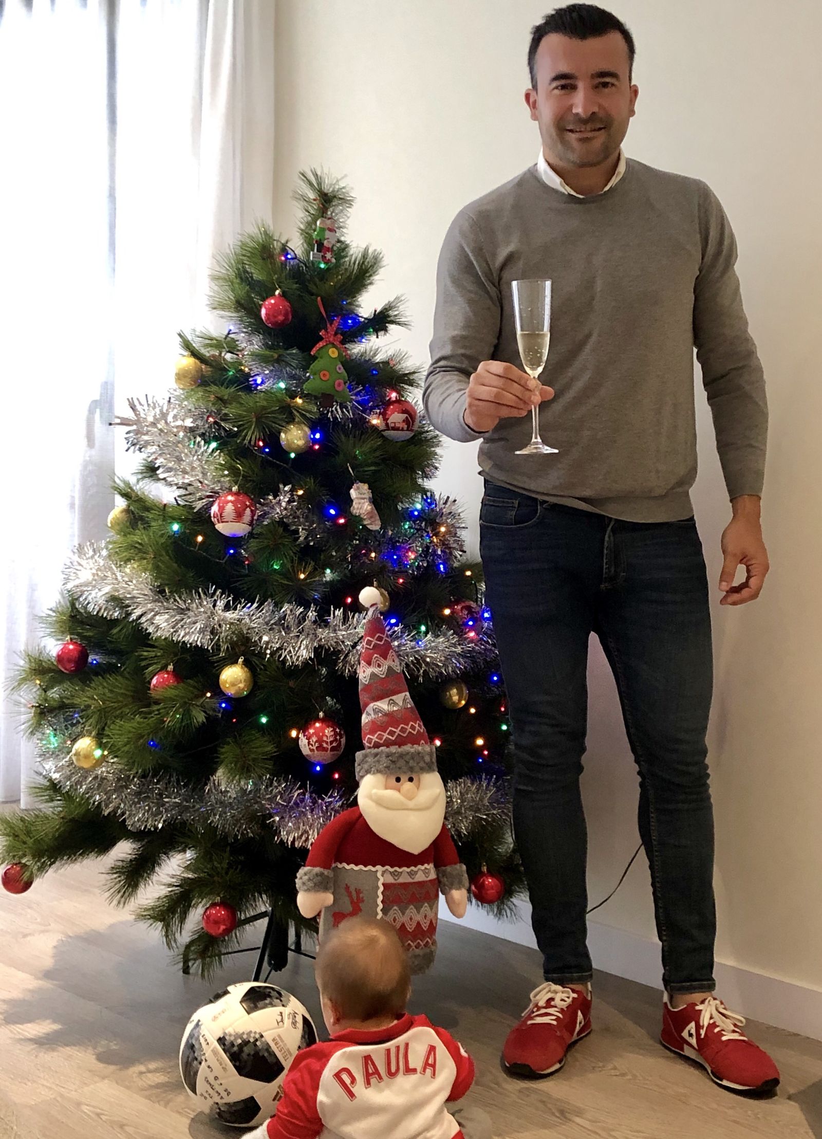 Hinojo hace un brindis posando para este diario.