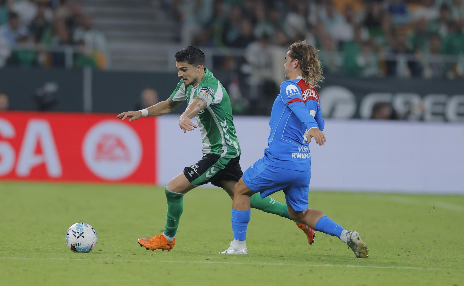 Marc Bartra ante Antoine Griezmann.